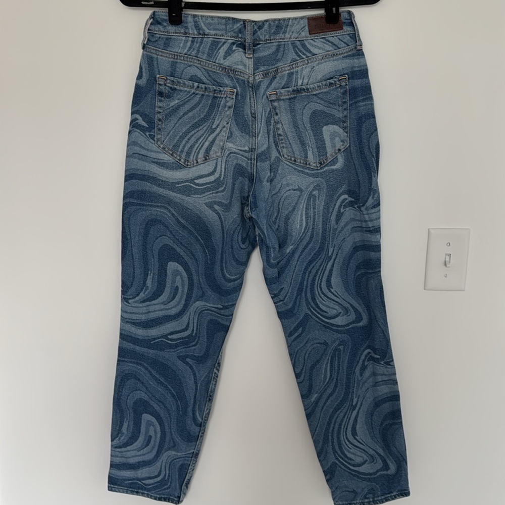 Hollister Curvy High Rise Mom Jean, Swirl Pattern - Size 27 - Picture 5 of 6